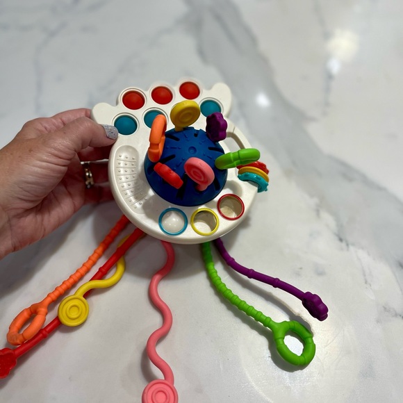 Pulling, popping fidget toy for toddlers and babies - Picture 2 of 3